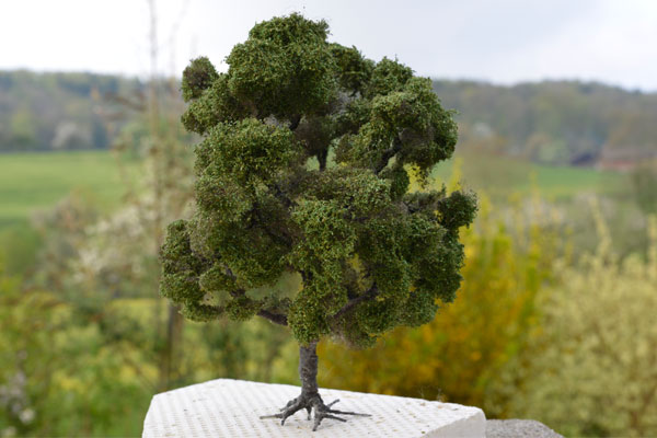 Baum mit alter Begrünung